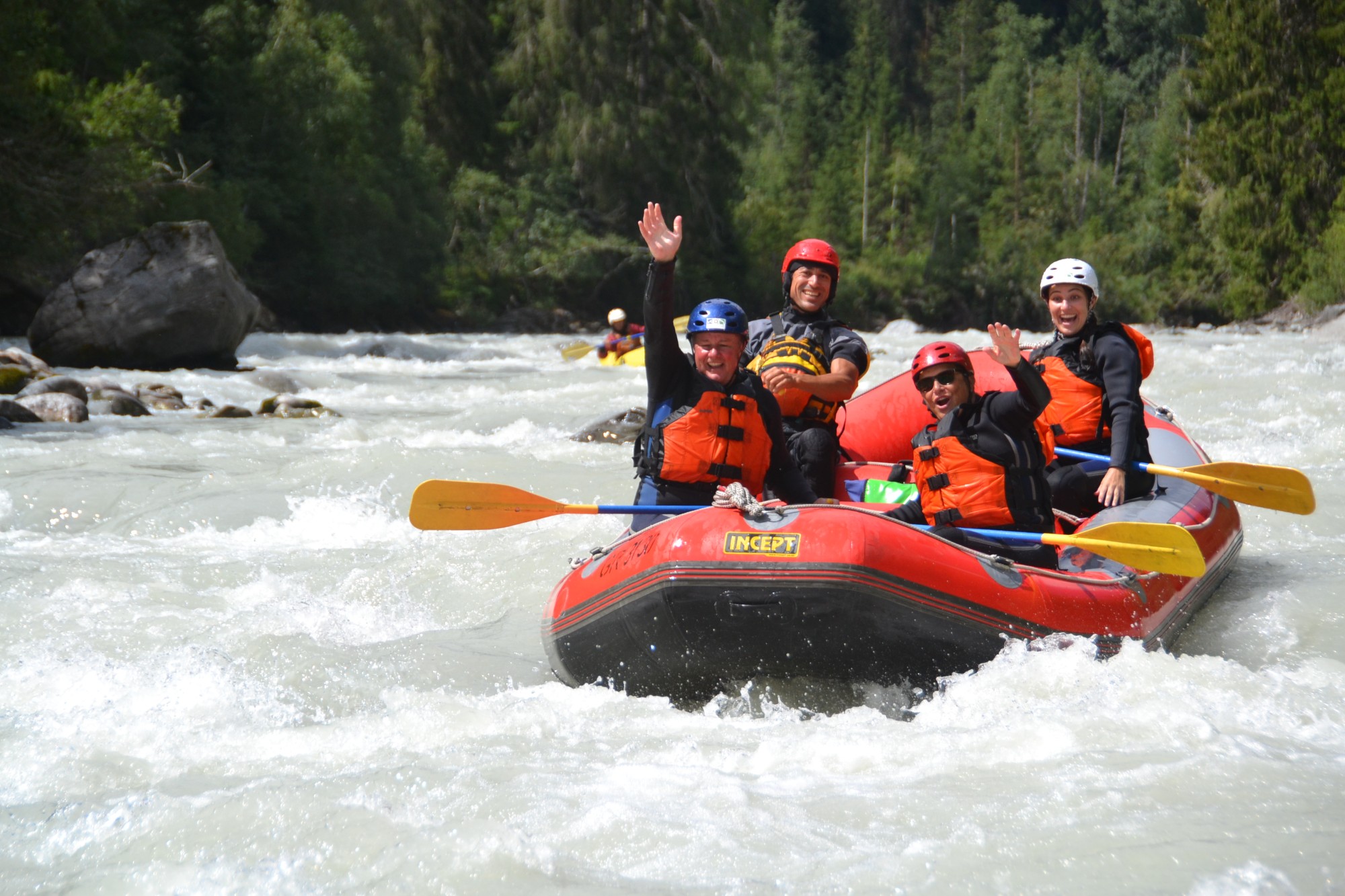 Eine Rafting-Familiengruppe auf dem Inn im Engadin