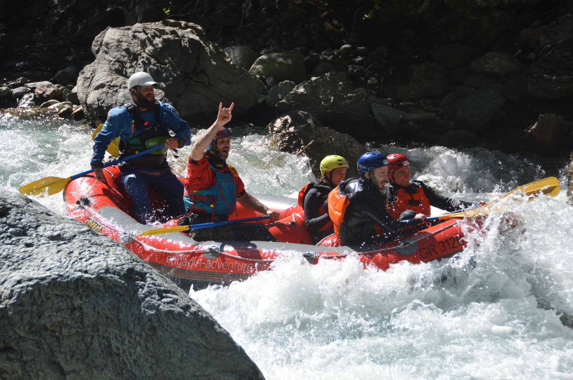 Eine Rafting-Gruppe in der Giarsunschlucht im Engadin