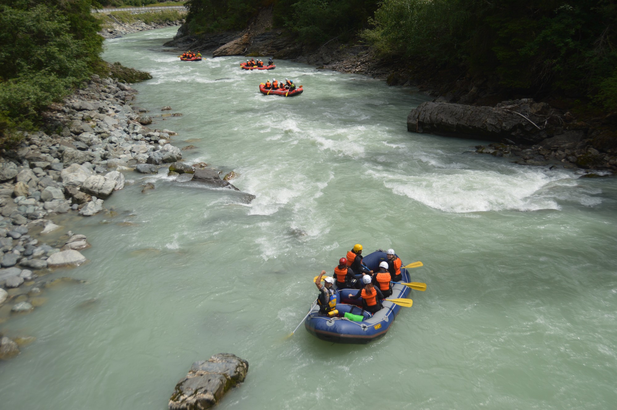 Eine Raftinggruppe bei einer Tagestour auf dem Inn im Engadin